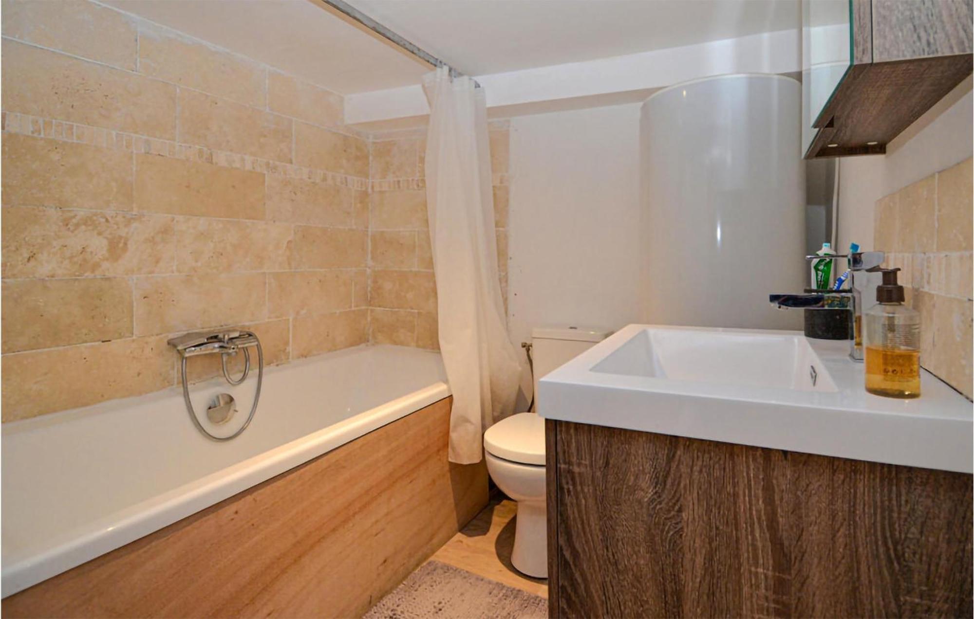 Awesome Apartment In Pujaut With Swimming Pool Exterior foto