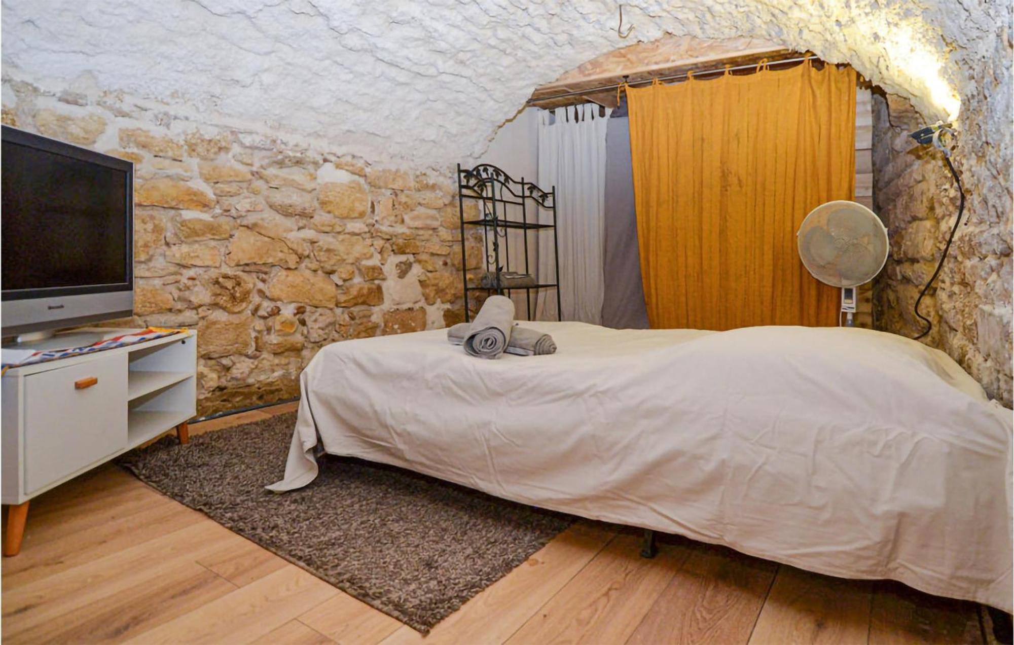 Awesome Apartment In Pujaut With Swimming Pool Exterior foto